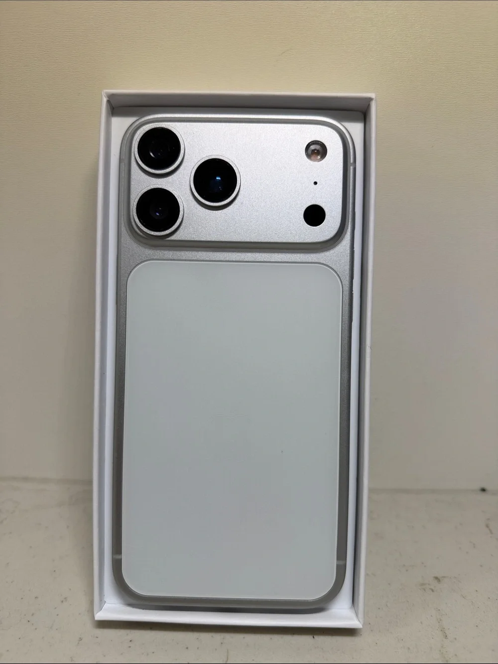 Smartphone High quality Silver & White Smartphone - Modern Dual-Tone Design 1TB